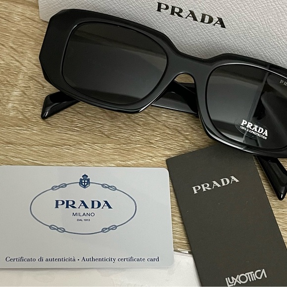 Prada PR 17WSF Black Rectangular sunglasses - Picture 6 of 6